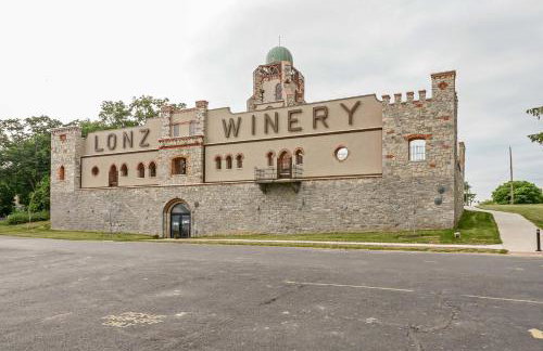 Middle Bass Island Escape Resort Pool and Bar! - Foto 26