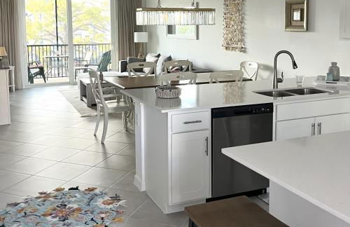 Stylish 3rd-Floor Condo with Golf Course Views - Foto 6