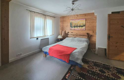 Very comfortable, fully equiped two bed appartement in private chalet entire floor Near La Clusaz, Grand Bornand, Annecy and lake and private terrace Bbq - Foto 16