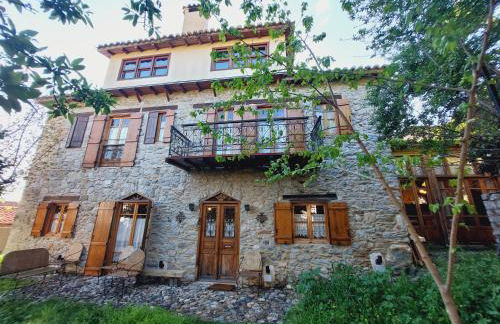 Large Stone Villa with garden. - Foto 1