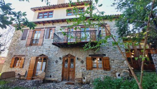 Large Stone Villa with garden. - Foto 1