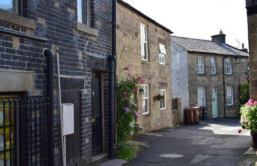 The Buxton Retreat A Luxurious 3-Storey Townhouse with Four Poster Bed and Double Jacuzzi Bath" - Photo 29
