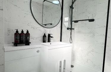 Stunning apartment in Beckton with Private Entrance - Photo 1