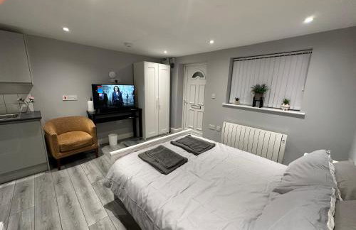 Luxury Detached Studio Apartment - Free Super Fast WiFi - Free Parking - 15 Mins from Luton Airport - Foto 10