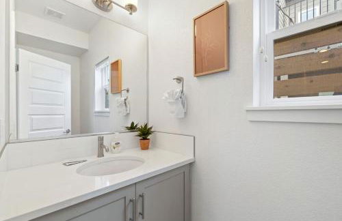 Steps from River & Old Town - Hot Tub & King Bed - Foto 54