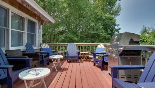 1 Mi to Ferry Terminal Oak Bluffs Family Retreat! - Foto 1