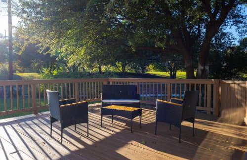 3BR Richardson Park Retreat With Deck Sleeps 11 - Photo 56