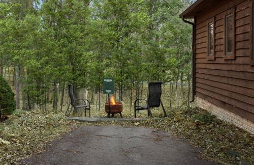 Two Cabins Retreat in Woods Resort - Dog-Friendly - Foto 35