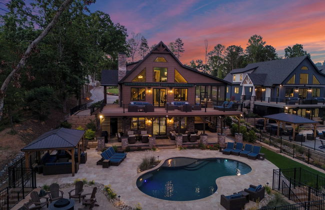 Black Bear Lodge by Avantstay Lakefront, Dock, Pool, Theater Sleeps 20+ - Foto 75