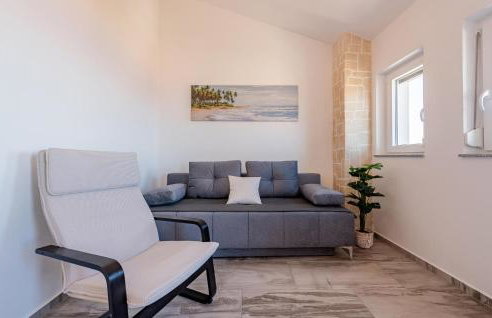 Beautiful Apartment In Prizna With Wifi - Photo 5