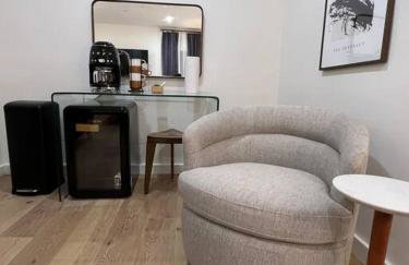 Stylish DTWN Hotel, Steps to Restaurants, King Bed, Room # 205 - Foto 5