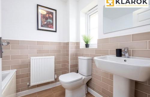 Four Bedroom Semi Detached House By Klarok Accommodation Peterborough With Free Parking & Garden - Foto 34