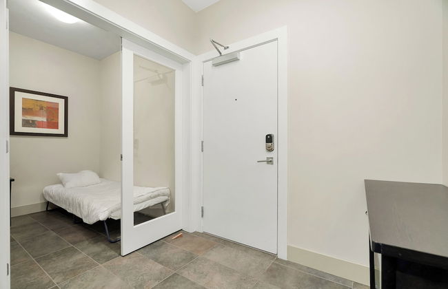 Rooftop Paradise Luxe 2BR Lake Views - Photo 5