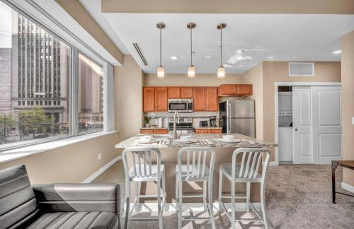 Modern High-Rise Condo in Central Downtown | Gym - Foto 13