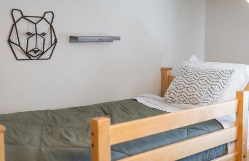 NEW! HUGE 5BR Mountain Views Game Room Hot Tub Lawn Games BBQ - Photo 23