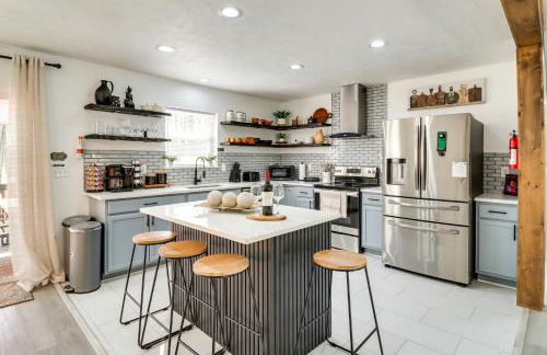 9 Mi to Camelback! Home with Hot Tub and Fire Pit - Foto 6