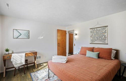 Central Location - 2 living spaces & covered patio! - Foto 18