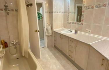 Lovely 1 bedroom apartment with sea views and pool - Photo 5