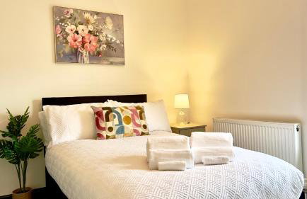 Stylish Home, hosted by ESONGRACE Stays, Stoke-on-Trent - Perfect for Families - Contractors - Holiday makers - Emergency Housing - Professionals, Relocators - Foto 8