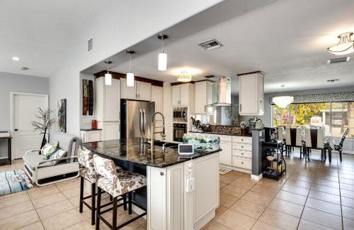 South Florida Spacious Oasis 4BR Retreat with 2 King Beds, Amazing Pool, near Beaches - Photo 39