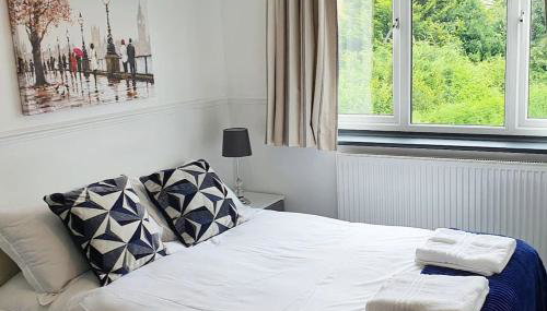 Green Haven Villa - 4BR Spacious House with Hot tub, Ample Parking, Air Condition, WIFI, Netflix, Patio & Garden - Foto 2