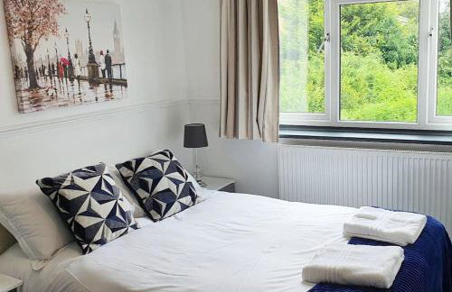 Green Haven Villa - 4BR Spacious House with Hot tub, Ample Parking, Air Condition, WIFI, Netflix, Patio & Garden - Foto 2