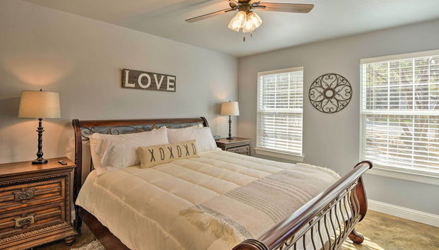 Hot Tub and Fire Pit! Cozy Granbury Escape Near Lake - Foto 3, Interior