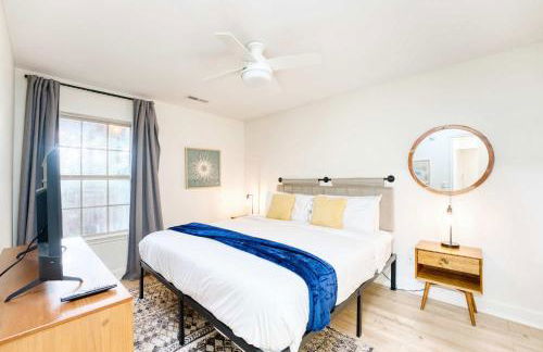 Spacious Modern Retreat with Game Room & Fire Pit near Trails - Foto 7