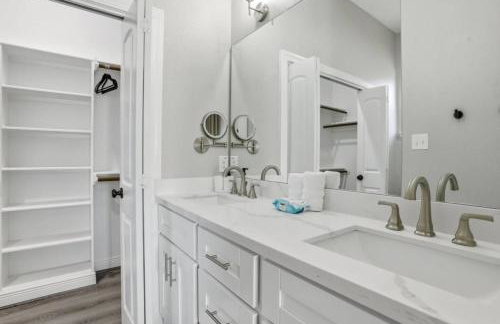 O30A Single-Story 2BR Townhome w King Beds, Workspace, Yard - Foto 15