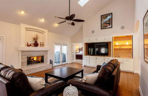 Luxurious 4BR Retreat - Pool Table & Chic Amenities - Photo 1