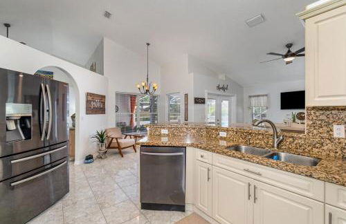 Elegant 4BR Pool Sanctuary - Ideal for Work or Play! - Foto 25