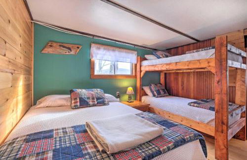 8 Mi to Saddleback Ski Area Cabin with Fire Pit - Foto 14