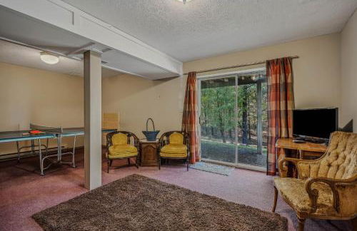 Mountain View Hideaway -- Pet Friendly, Grill, Wifi, Fire Pit, Deck, Screen Porch, Family Friendly, Game Room, Wood Stove - Foto 44