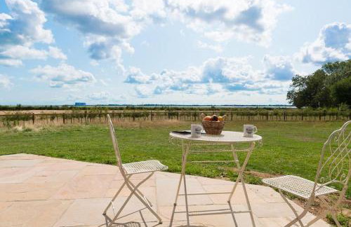 The Hexagon, wow what a location, views over the Essex marshes and sea - Foto 19