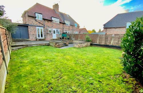 Spacious 3BR Home with Garden and Parking - Photo 15