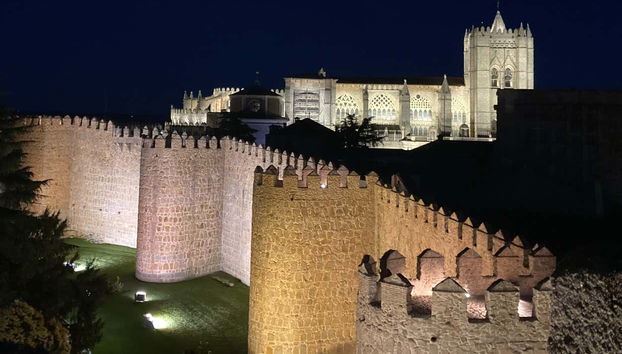 La muralla de Ávila al anochecer