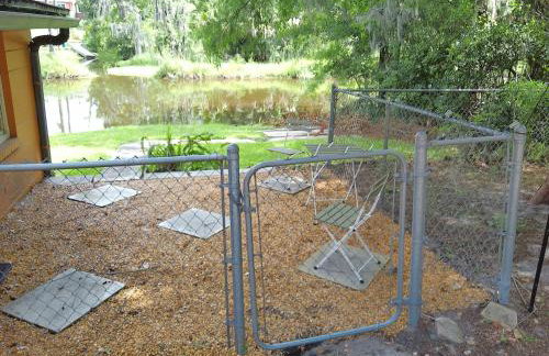 King Bed Creekfront Retreat in Jacksonville - Foto 3