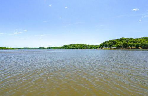 Deck with Covered Dock! Lakefront Ozark Cottage - Foto 25