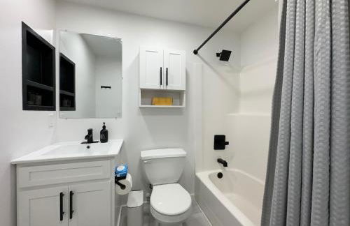 Modern 2Br-2Ba Belltown Condo with Free Garage Parking - Foto 18