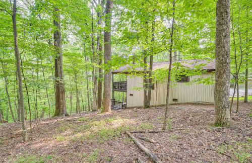 Charming Hedgesville Retreat with Deck and Fireplace! - Foto 24
