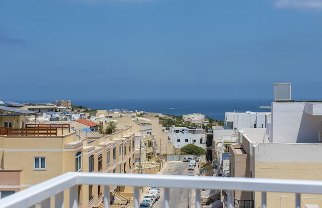 Summer Breeze Penthouse with large Terrace and Hot Tub by Getaways Malta - Foto 37