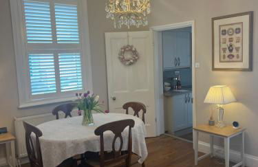 The Lily Pad - Boutique Townhouse, a short walk to Town Center and Racecourse - Photo 28