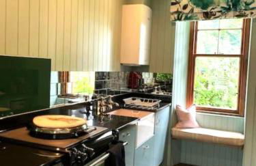 Reidochie Stables luxury haven overlooking garden - Photo 8