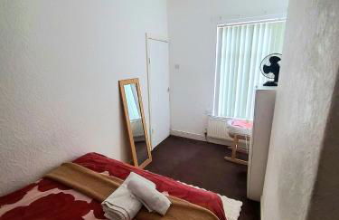 Business Friendly 2BR House Sleeps 5, Wi-Fi, Workspace & Free Parking - Foto 19