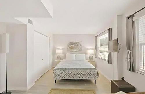 Spacious Retreat Fenced Yard Screened Deck - Photo 8