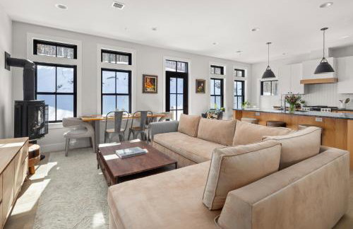 New & Modern Townhouse Close to Skiing, Brand New Hot Tub - Photo 12