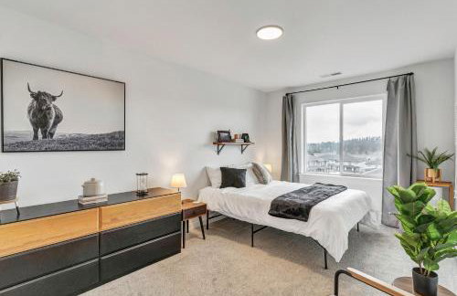 Modern and Bright Townhome with Game Room in S Salem - Foto 14