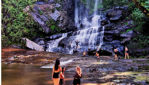 Pausa para nadar nas cachoeiras de Angra dos Reis