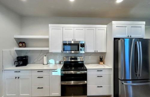 Peaks & Pines Modern Gem, 2 Kings, Bunks, Hot Tub, Walkable, Kid's Cove - Foto 2