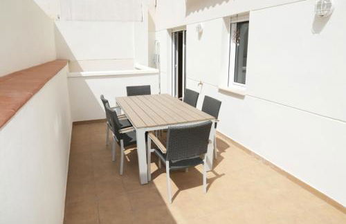 Quiet, Modern Apartment - Photo 7